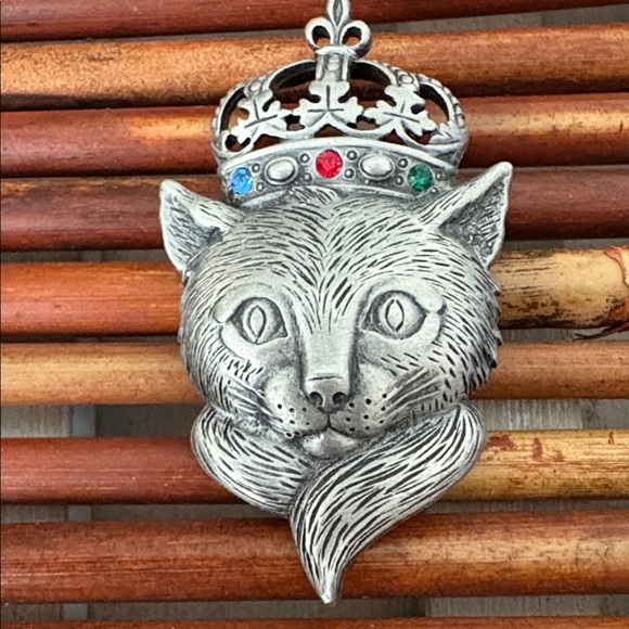 Vintage JJ Jonette Regal Silver Cat Brooch with Crown - Picture 1 of 5